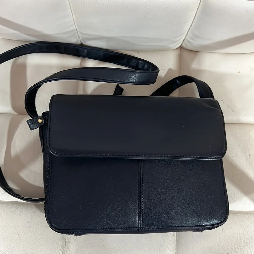 Pre-loved🌸COLETTA GENUINE LEATHER crossbody blue bag - Picture 4 of 17